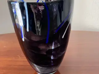 KOSTA BODA vase, dyb blå/lilla
