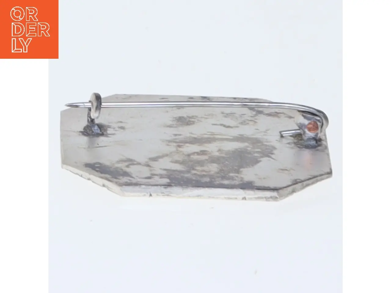 Billede 4 - Sølvfarvet broche med Stryn River motiv (str. Ø 3,5 cm)