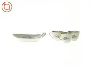 Fad og kaffekopper fra Kjøbenhavns Porcellains Maleri (str. Fad 25 x 18 x 4 cm t kop 8 x 6 cm)