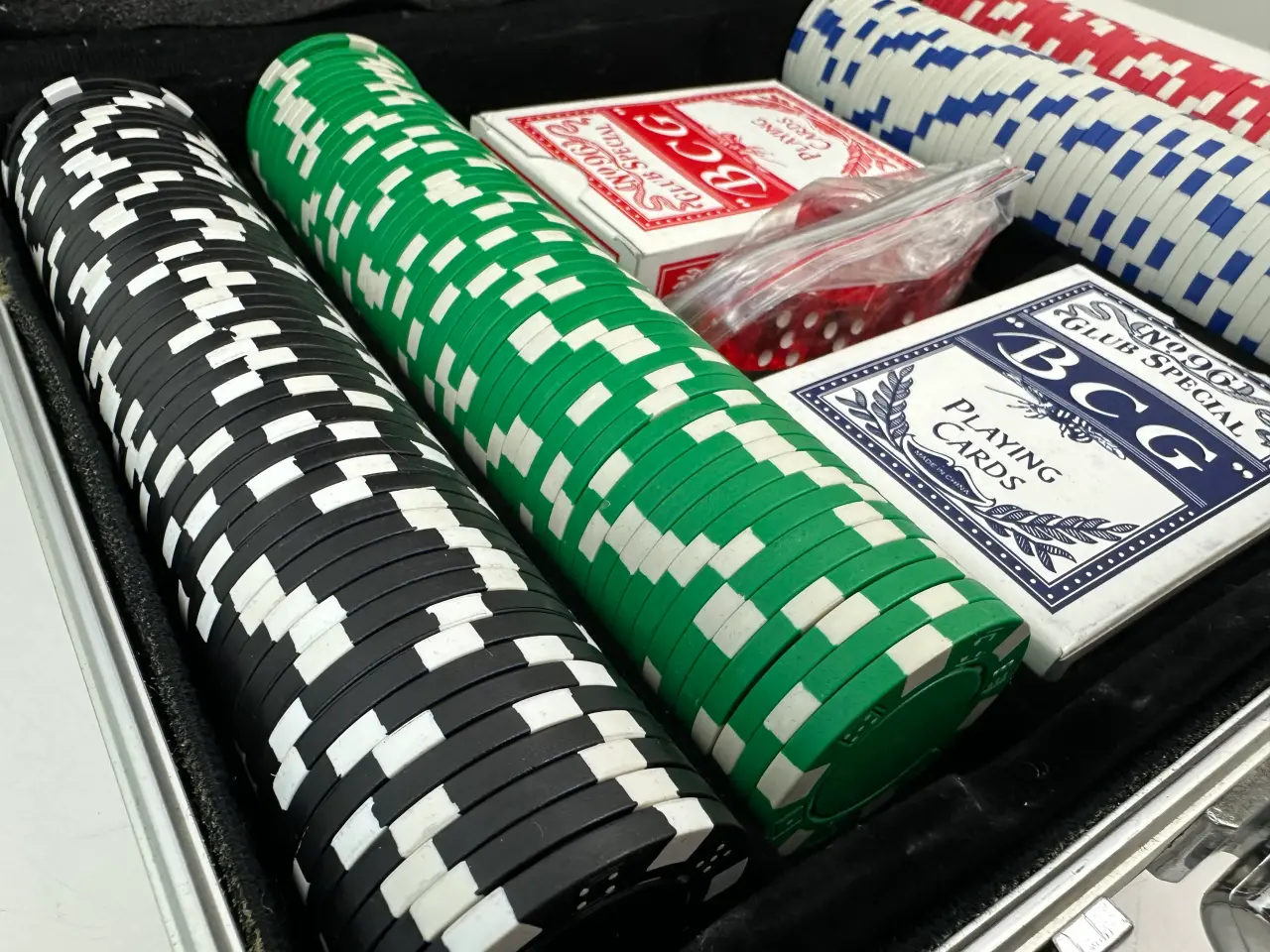 Billede 4 - Pokerchips sæt m. tilbehør i alukuffert