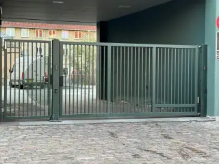 Parkering i aflåst parkeringskælder med elektriske porte
