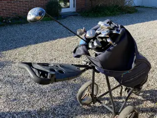 Golfbag med bolde, drivere og køller og vogn