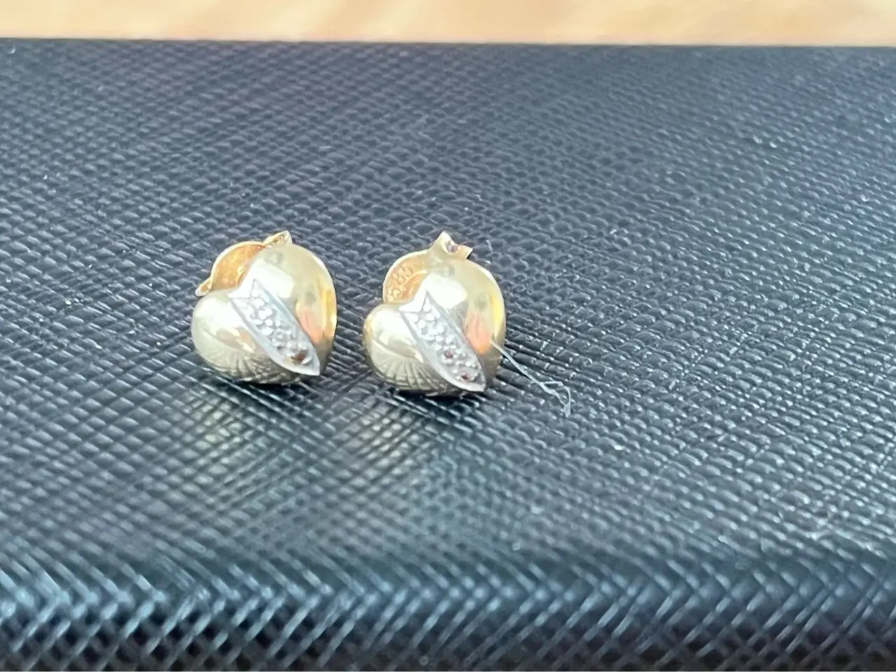 Billede 9 - Hjerteformet øreringe i 14kt med små diamanter
