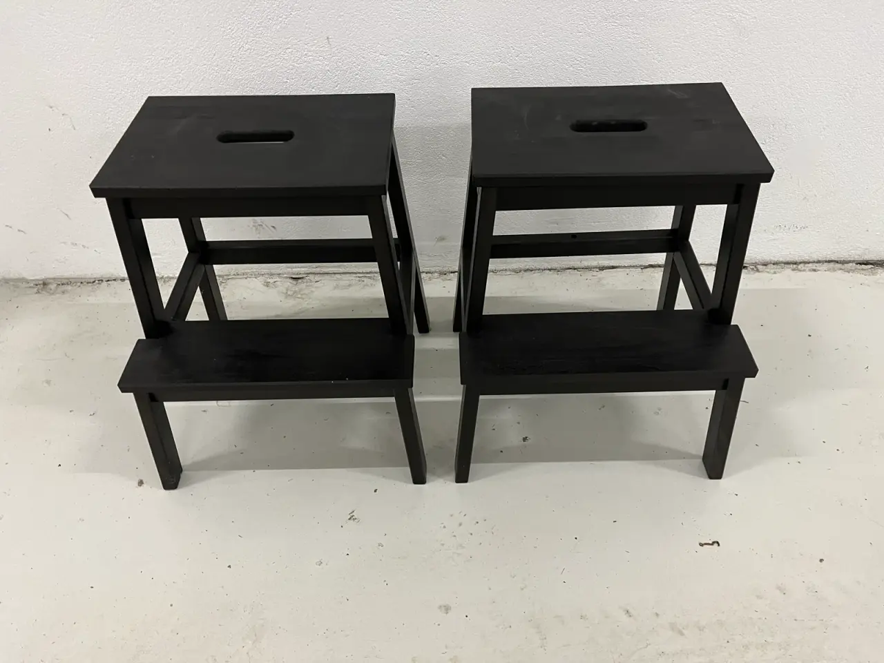 Billede 2 - 2 stk. taburetter/sengebord i sort