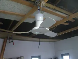 Loft ventilator med styring.