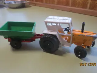 1 stk Modeltraktor International 946 med vogn 