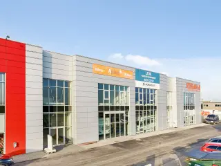 Kontor - salgslokaler - showroom med facade mod motorvejen