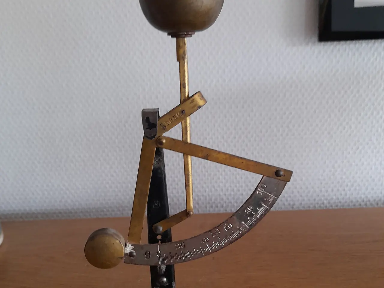 Billede 1 - Antik æggevægt i messing med metal fod..