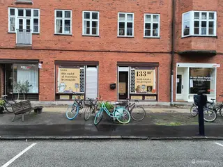 Lyst og moderniseret butikslejemål med attraktiv beliggenhed