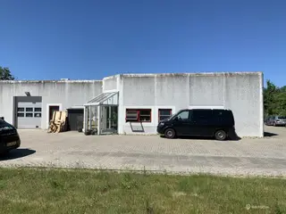 Fint lagerlejemål med port i populært erhvervsområde tæt på offentlig transport og S-tog