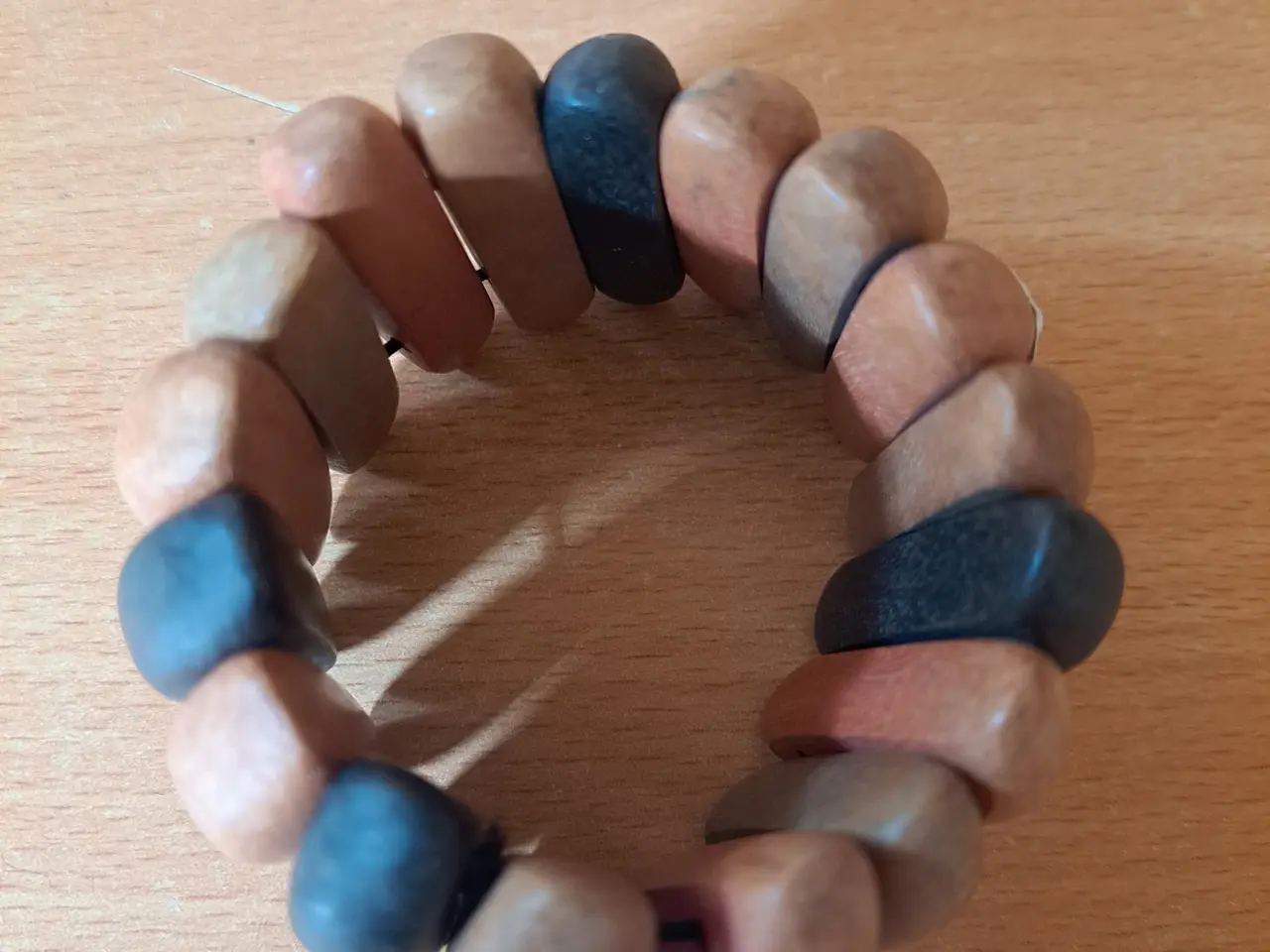 Billede 2 - Armbånd med træperler