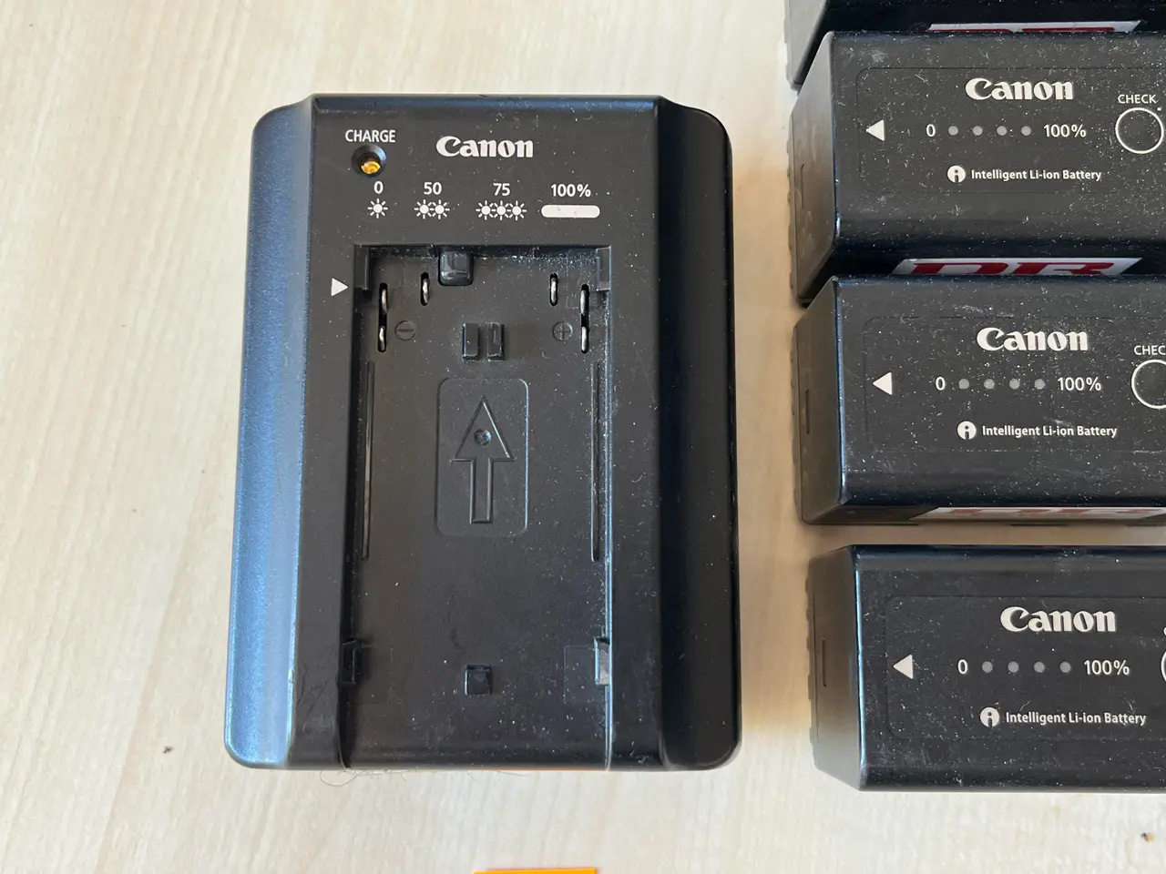 Billede 4 - Oplader og 8. Stk. Canon batterier