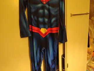 UBRUGT Superman Kostume str. 140 8-10år