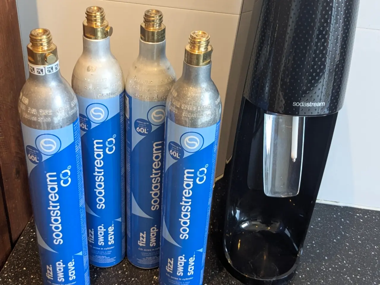 Billede 4 - SodaStream med 4 CO₂-cylindre og 5 flasker