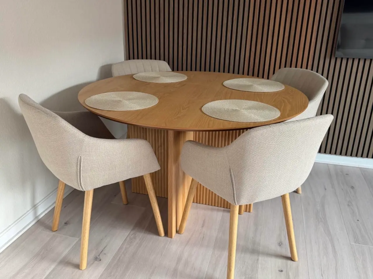 Billede 1 - Rund spisebord + 4x stole m/ armlæn