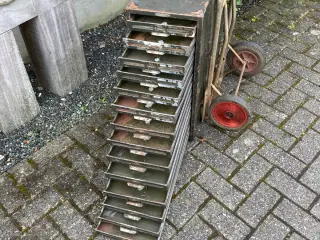 Skuffereol i metal retro med industriel patina
