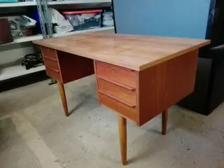 Retro skrivebord med runde ben