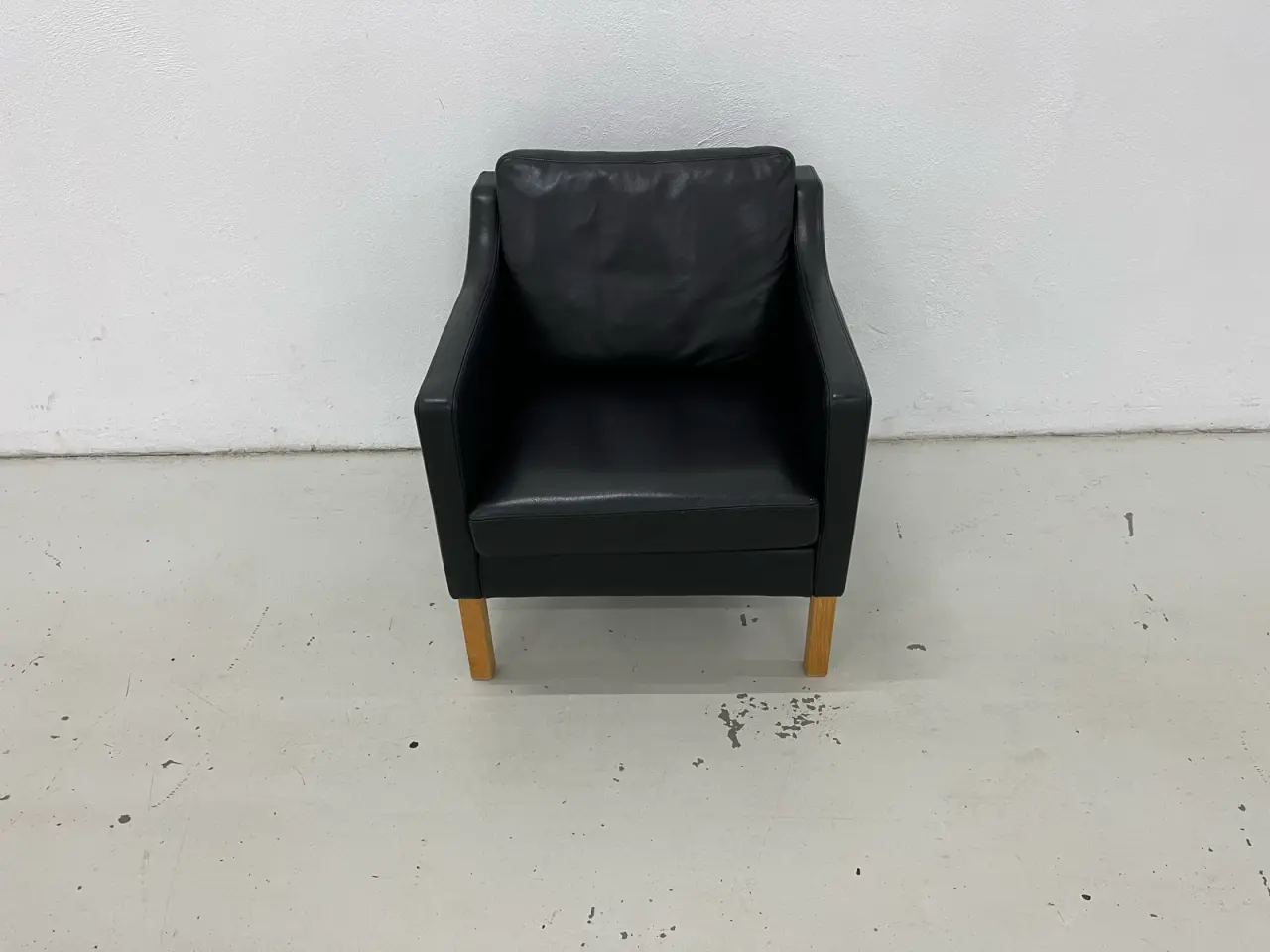 Billede 3 - Nielaus lounge stole i sort semi anilin læder.