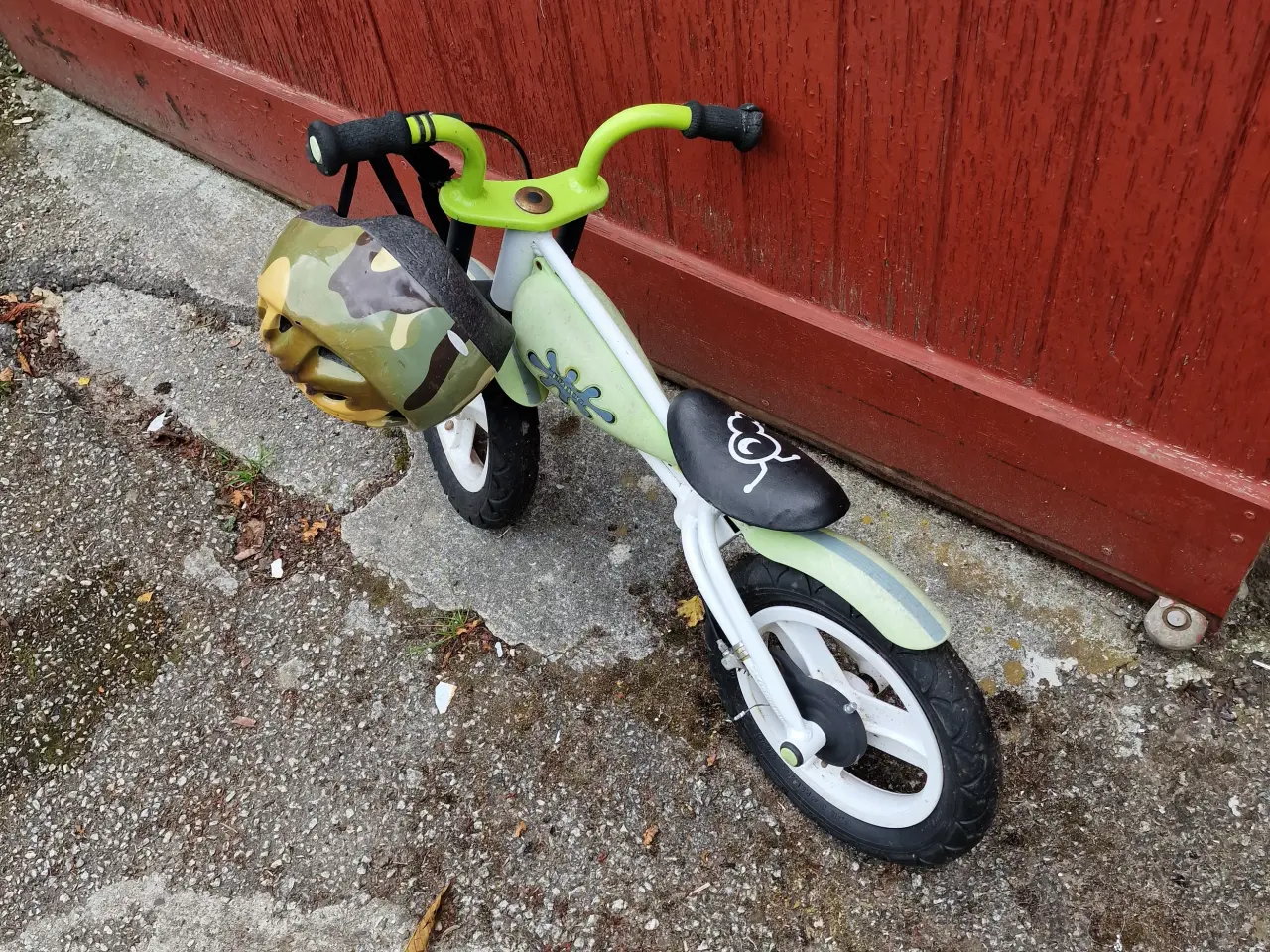 Billede 1 - Løbecykel JD Bug med hjelm