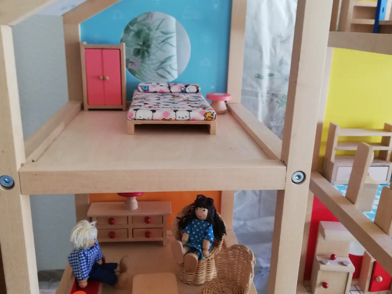 Billede 3 - Dukkehus Hape, møbler og dukker