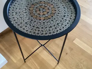Bakkebord med mønter.