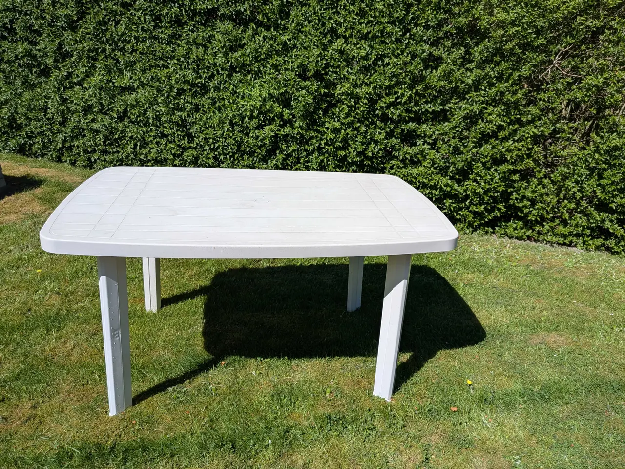 Billede 2 - Havebord i hvid plast 