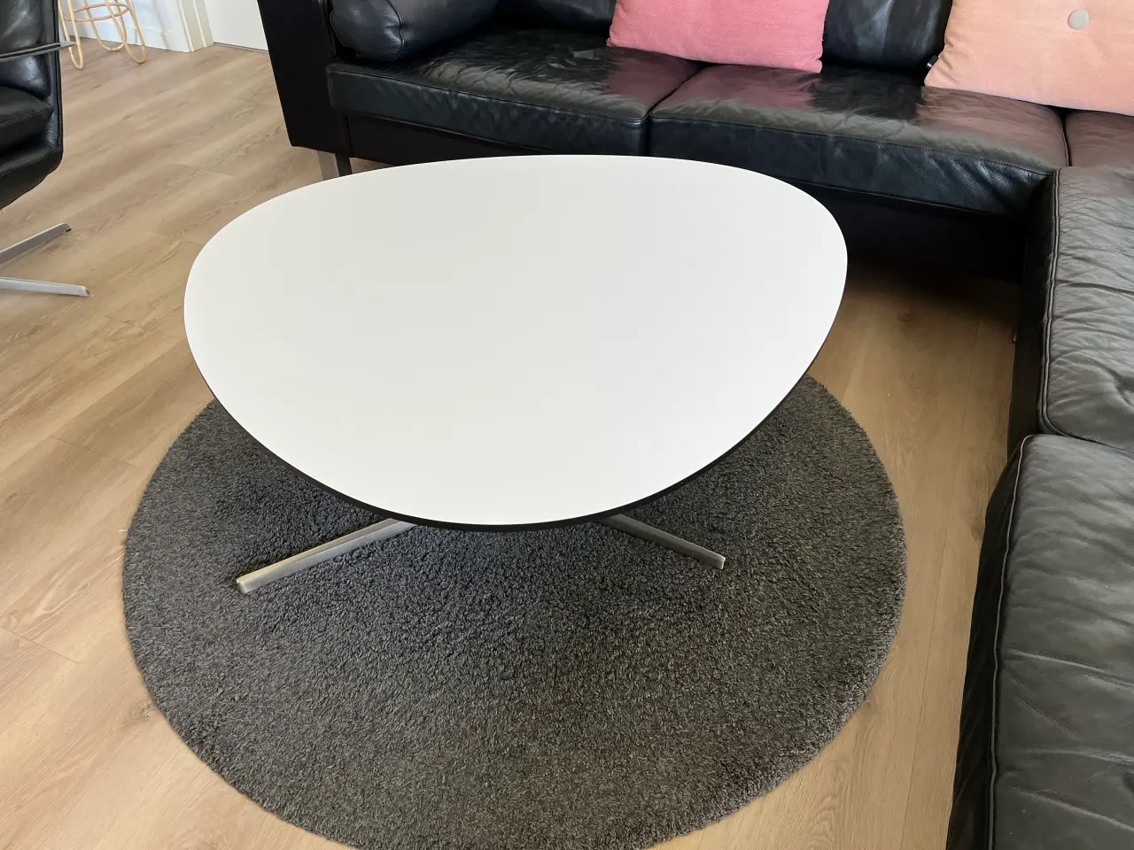 Billede 6 - Sofabord i massiv hvid laminat med sort kant.