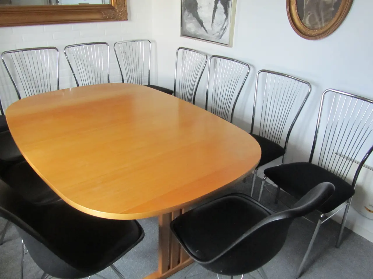 Billede 2 - spisebord med plader og stole gratis
