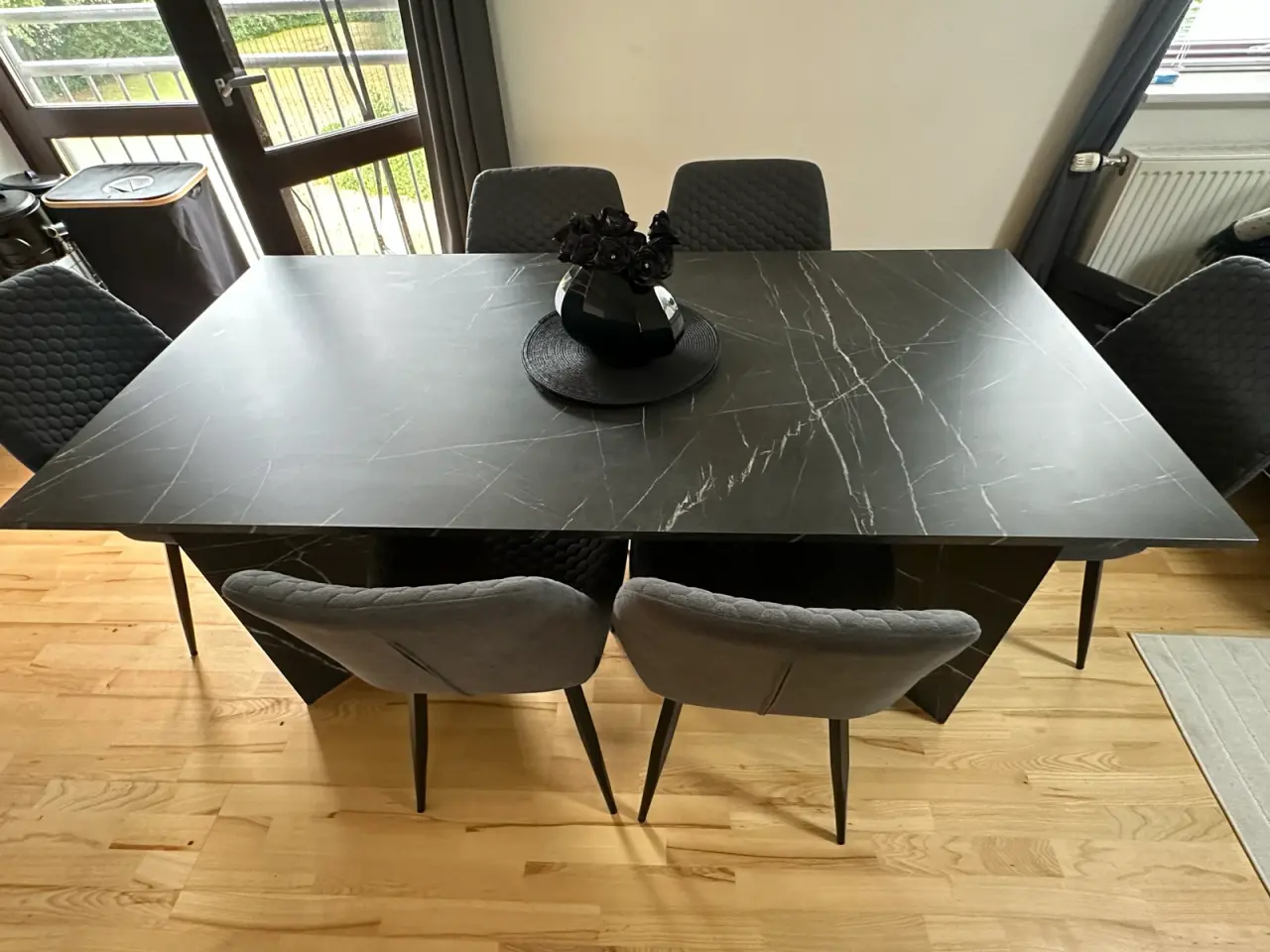 Billede 2 - Spisebord med 6 stole – flot stand
