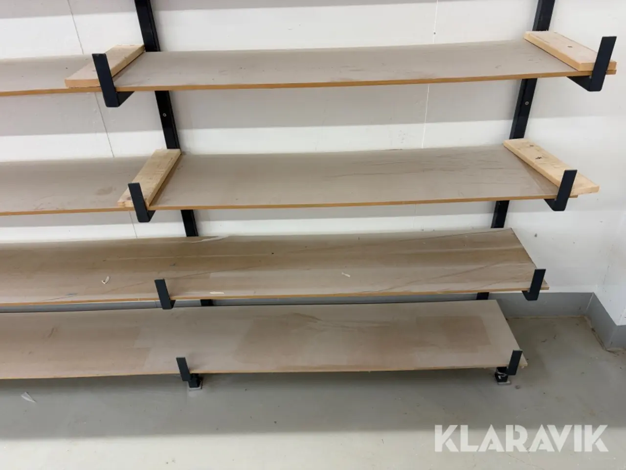 Billede 9 - Hylder med metalstativ
