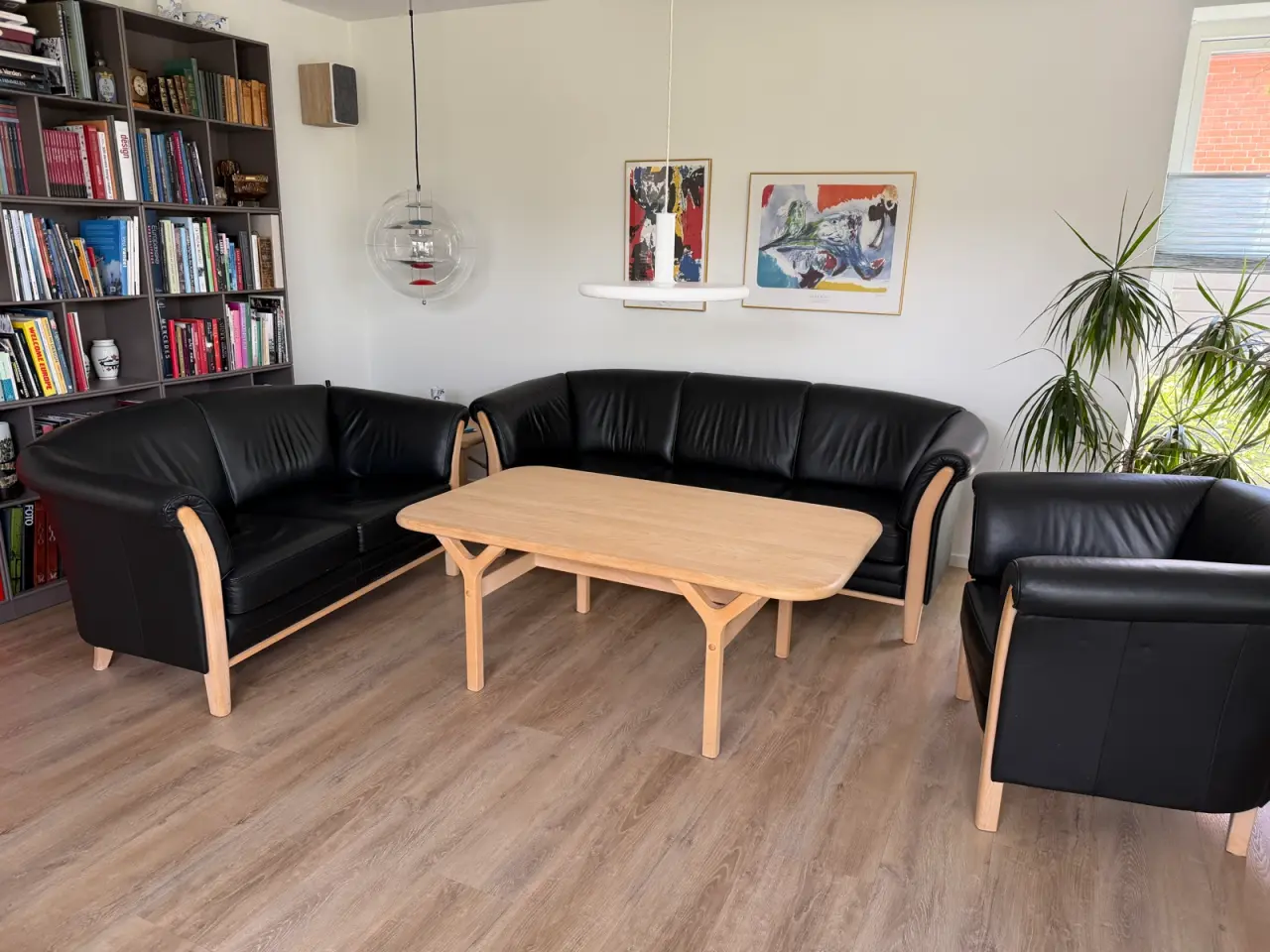 Billede 1 - Sort lædersofa sæt med 3 pers, 2 pers og lænestol