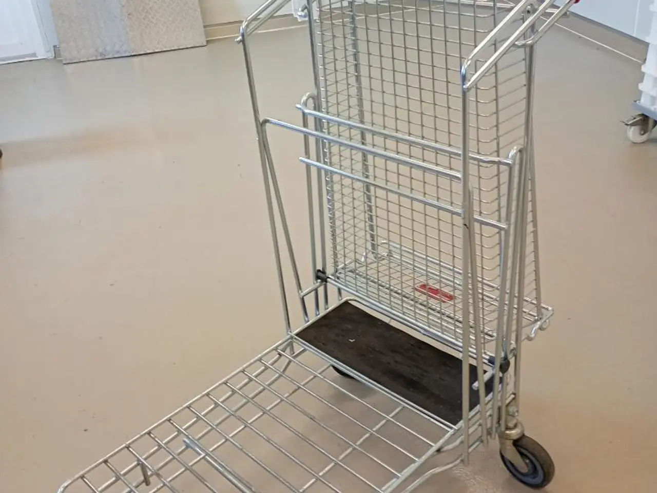 Billede 2 - Vogn med kurv som kan klappes ned