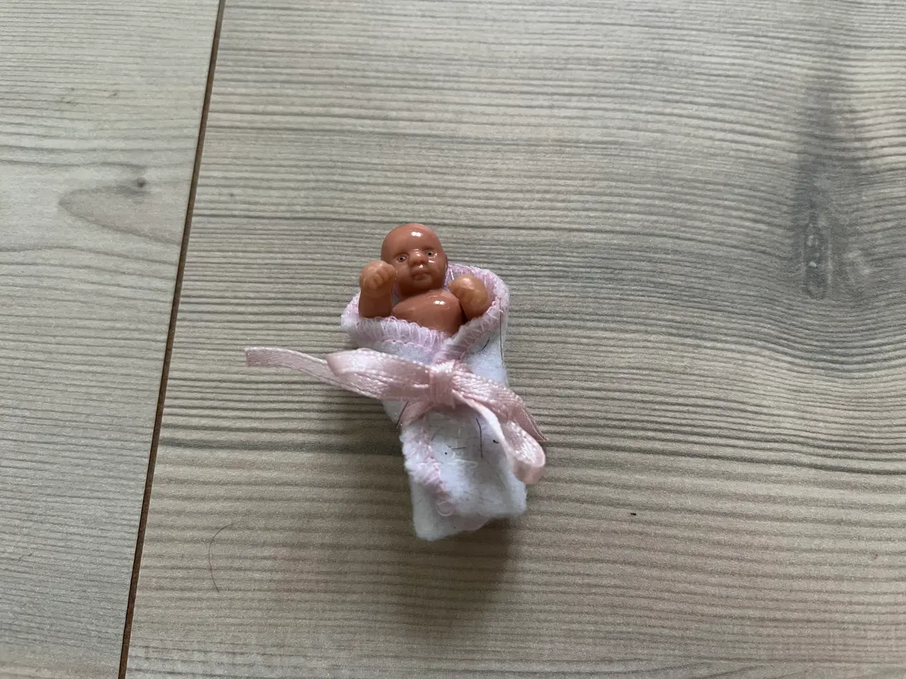 Billede 7 - Dukkehus-møbler, inkl. babydukke med svøb, Lundby