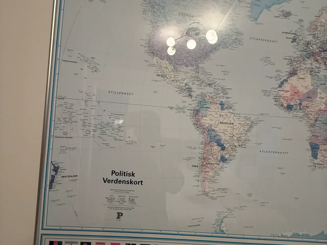 Billede 3 - Verdenskort med flag