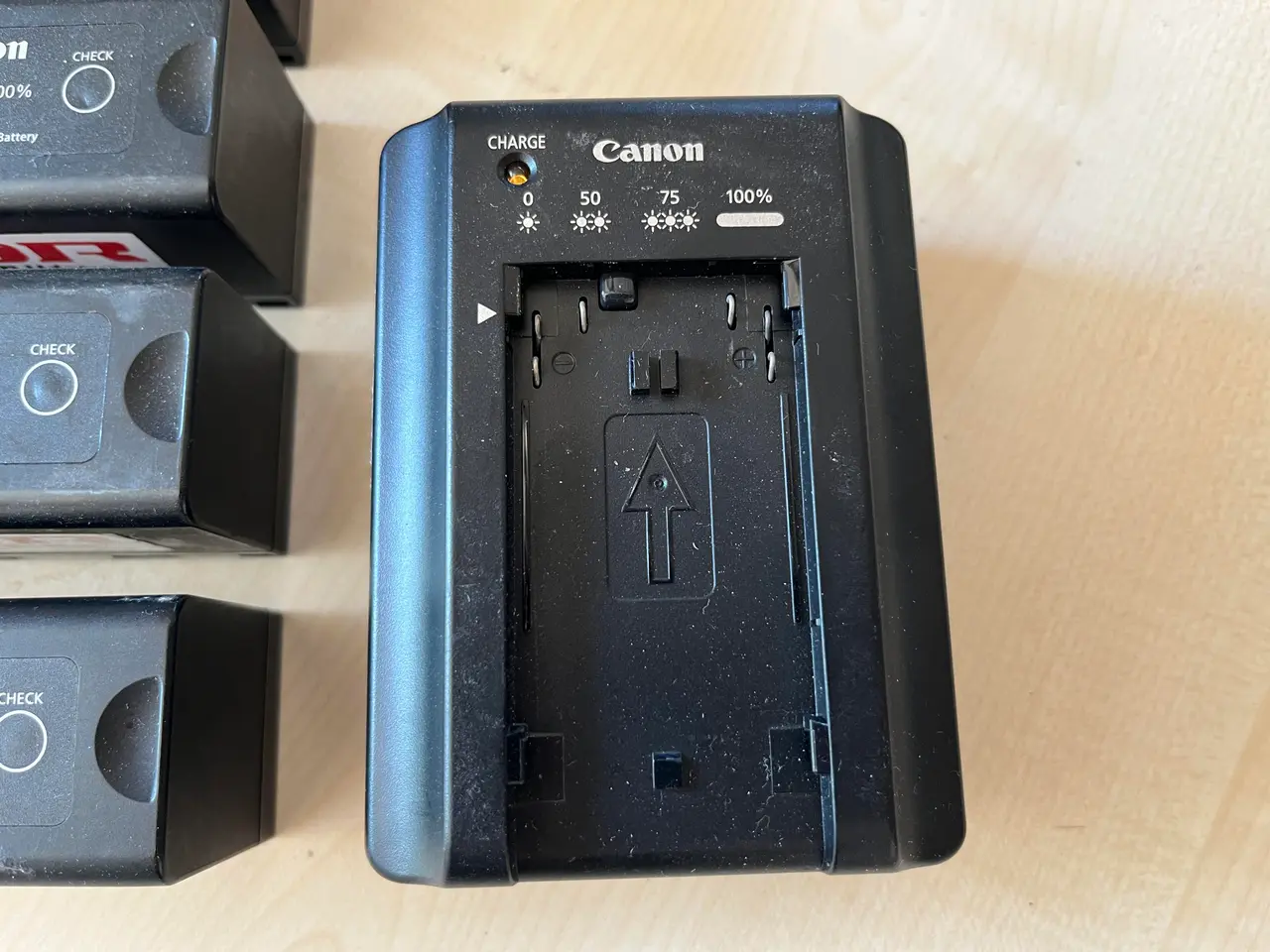 Billede 3 - Oplader og 8. Stk. Canon batterier