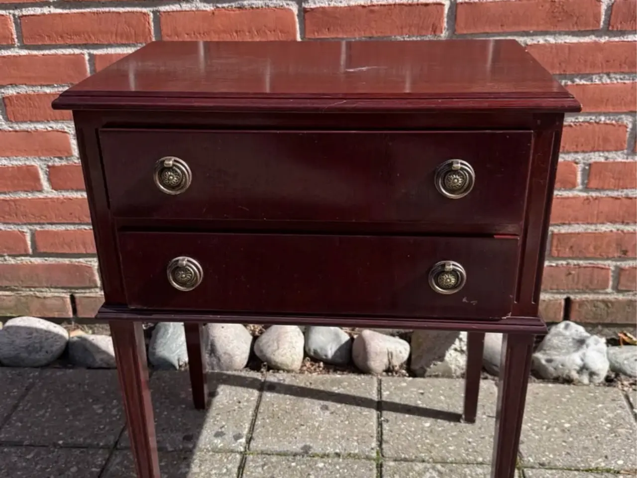 Billede 2 - Vintage kommode i mørkt træ – 2 skuffer