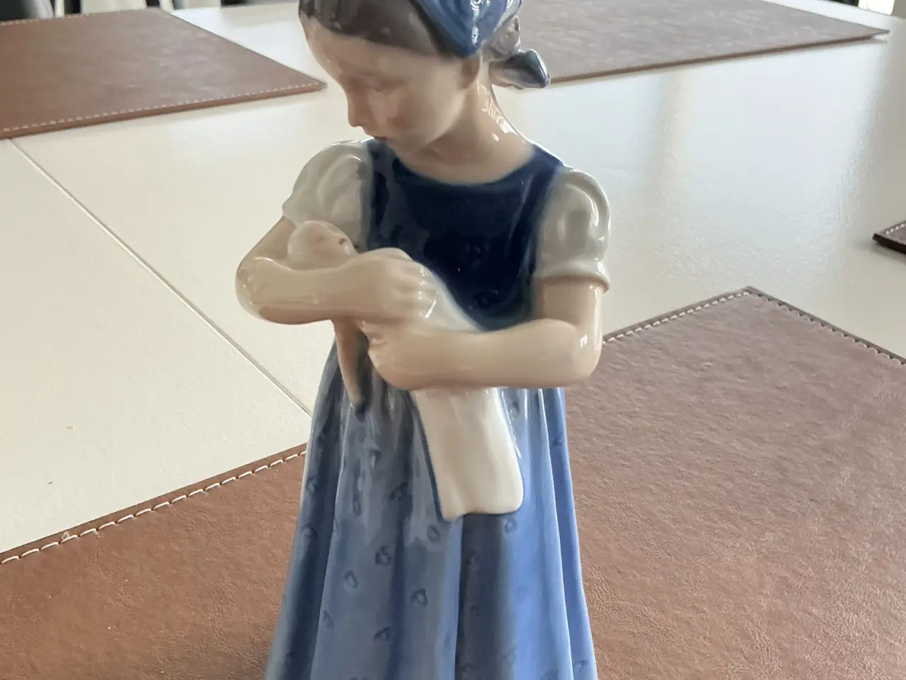 Billede 1 - Mary med dukke
