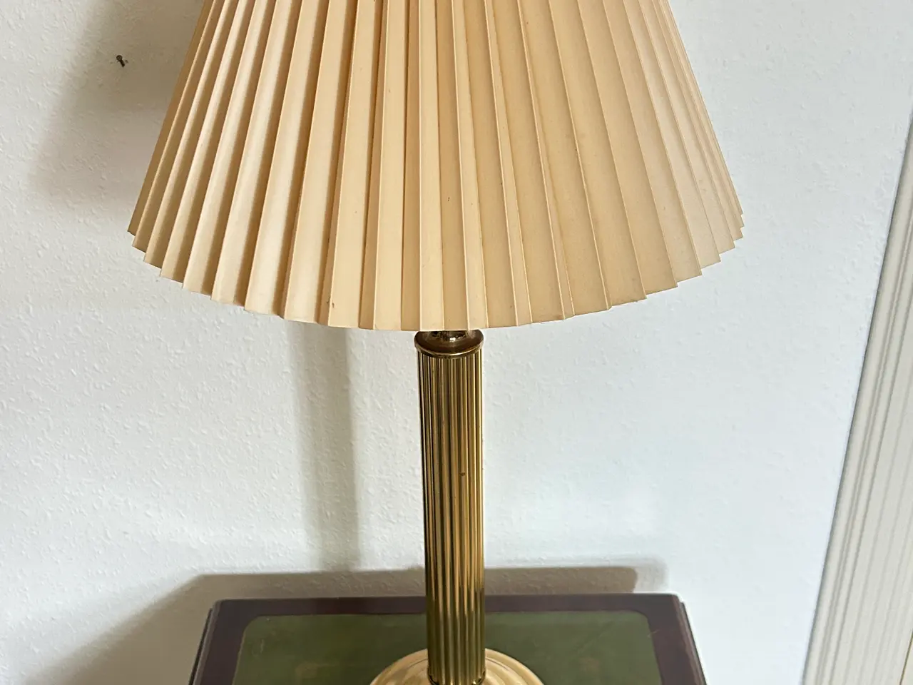 Billede 1 - Smukt par: Klassiske høje messing-søjlelamper.