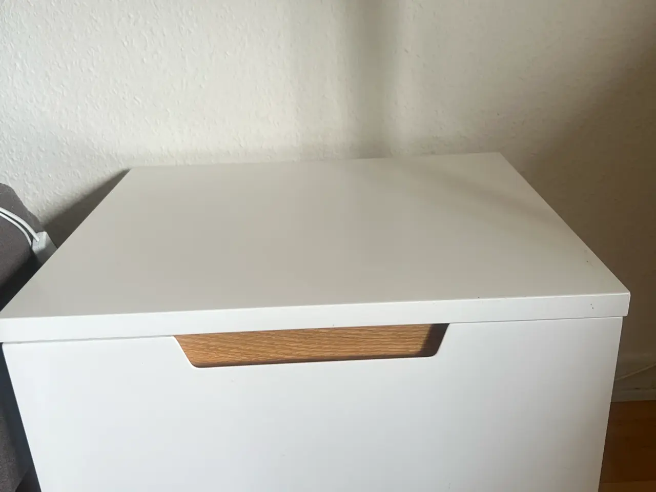Billede 1 - 2 st flotte sengeborde med stor skuffe 