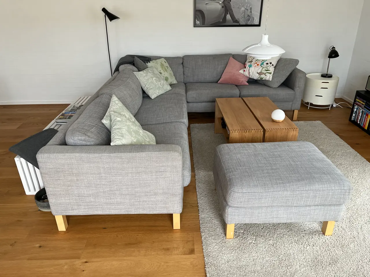 Billede 2 - Hjørnesofa med puffe i lys grå stof.