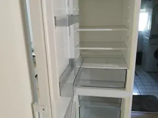 Køleskab med fryser 