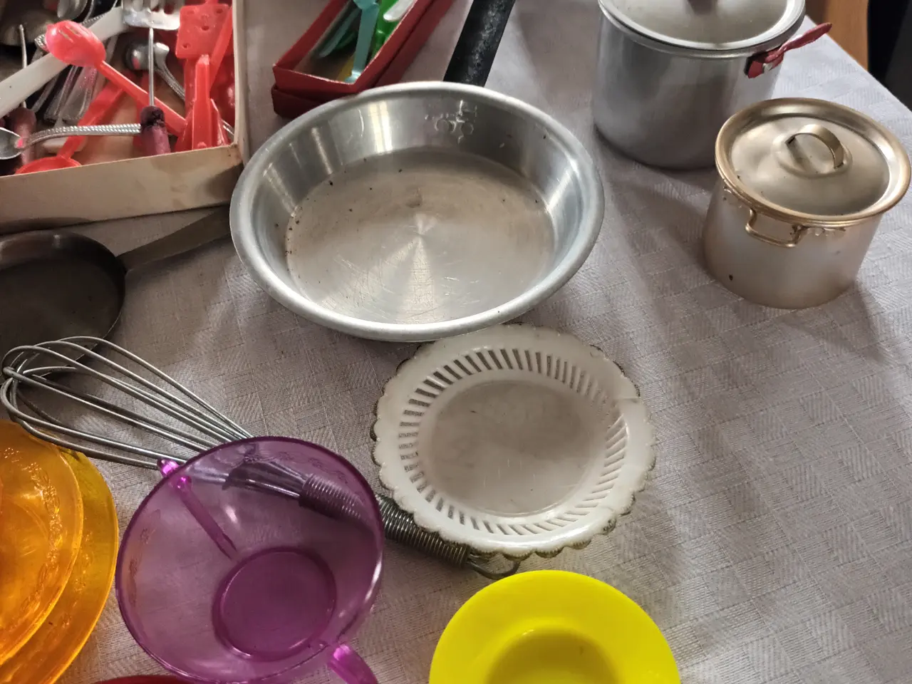 Billede 8 - Dukkehusmøbler, kaffestel, gryder og bestik i plas