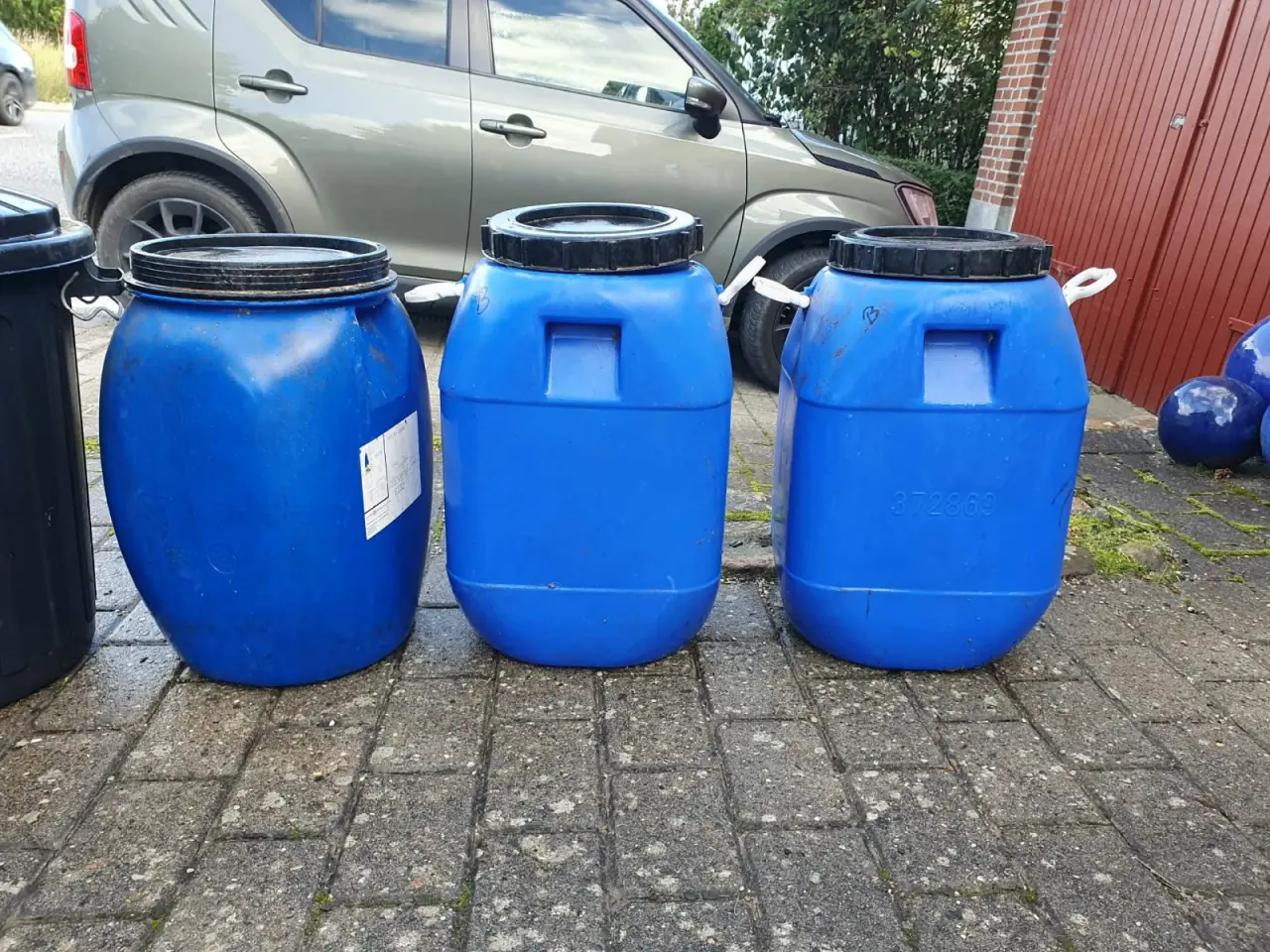 Billede 1 - 3 fodertønder 60 l samlet 250 kr , 100 kr pr stk