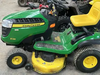 John Deere x126