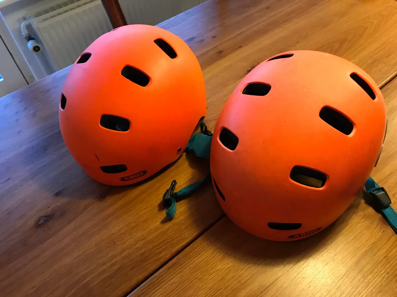 Billede 2 - 2 stk. smarte orange Abus børne cykelhjelme