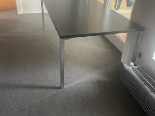 Sort spisebord
