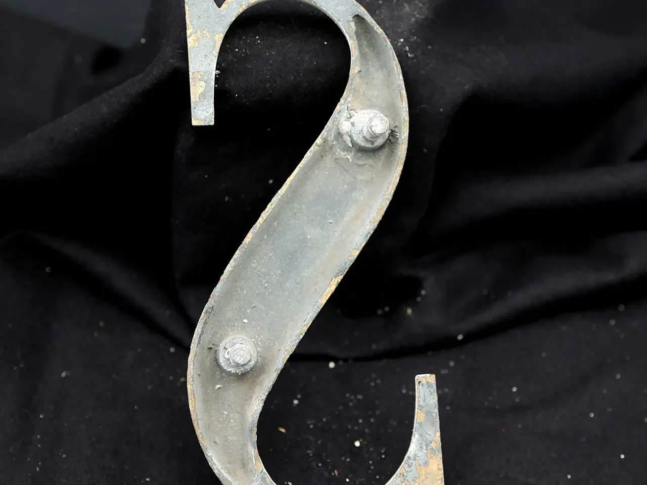 Billede 2 - Messing facadebogstav “S” – rå patina