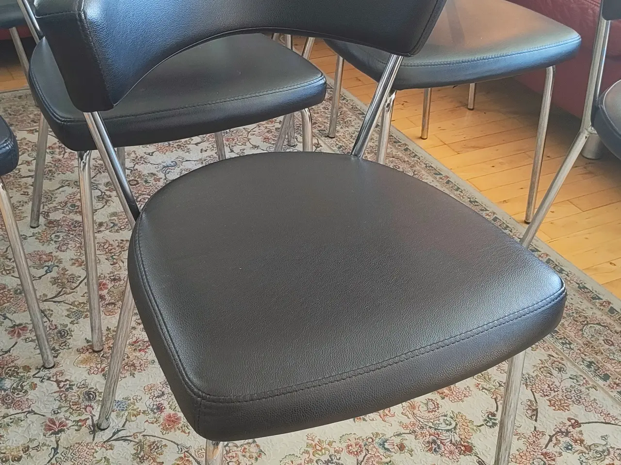 Billede 4 - FLYTTESALG - lædersofa, spisebordsstole m.m.