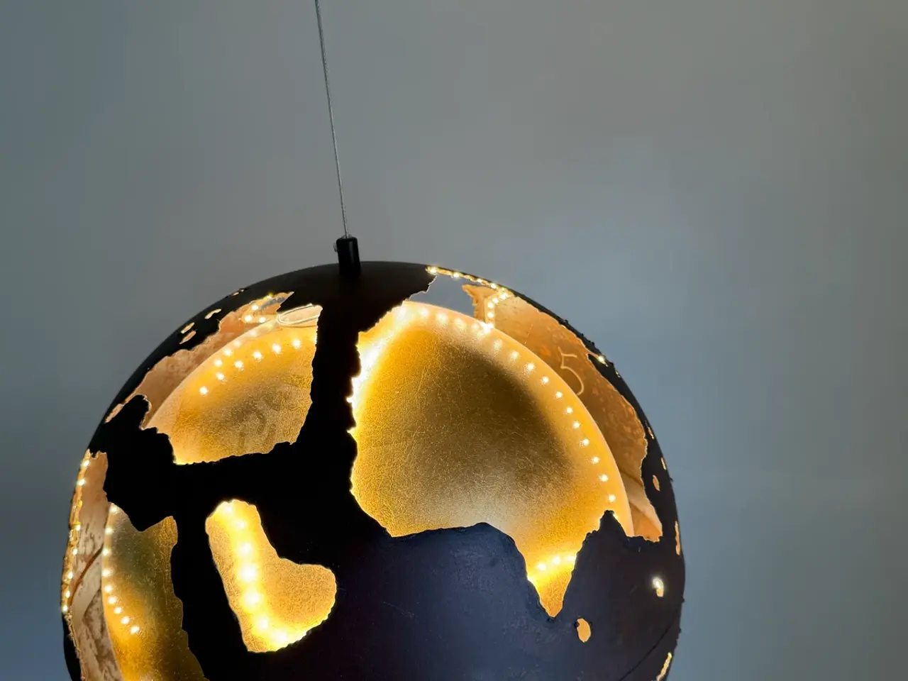 Billede 4 - Globus lampe i metal med guld og LED lys