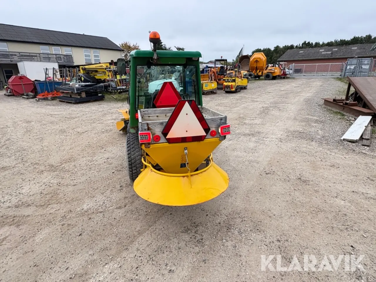 Billede 5 - Traktor John Deere 2320 med kost og spreder